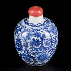Een porseleinen snuff bottle met floraal decor, gemerkt Kangxi, China, 19e eeuw.