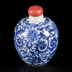 Een porseleinen snuff bottle met floraal decor, gemerkt Kangxi, China, 19e eeuw.