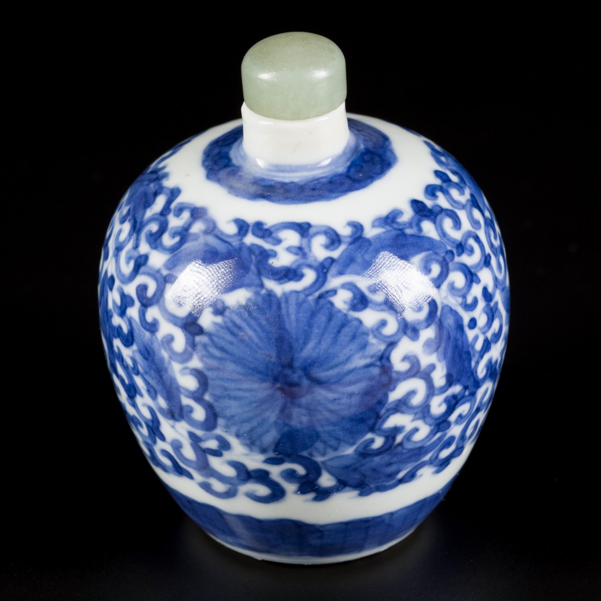 Een porseleinen snuff bottle met floraal decor, China, 19e eeuw.