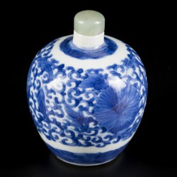Een porseleinen snuff bottle met floraal decor, China, 19e eeuw.