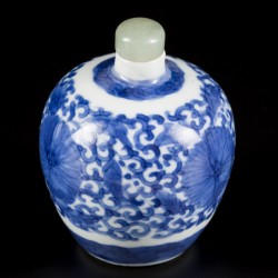 Een porseleinen snuff bottle met floraal decor, China, 19e eeuw.