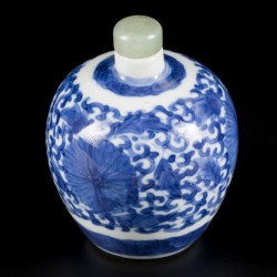 Een porseleinen snuff bottle met floraal decor, China, 19e eeuw.