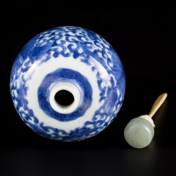 Een porseleinen snuff bottle met floraal decor, China, 19e eeuw.