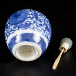 Een porseleinen snuff bottle met floraal decor, China, 19e eeuw.