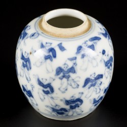 Een porseleinen voorraadpotje met decor van de 100 zotjes, China, 19e eeuw.