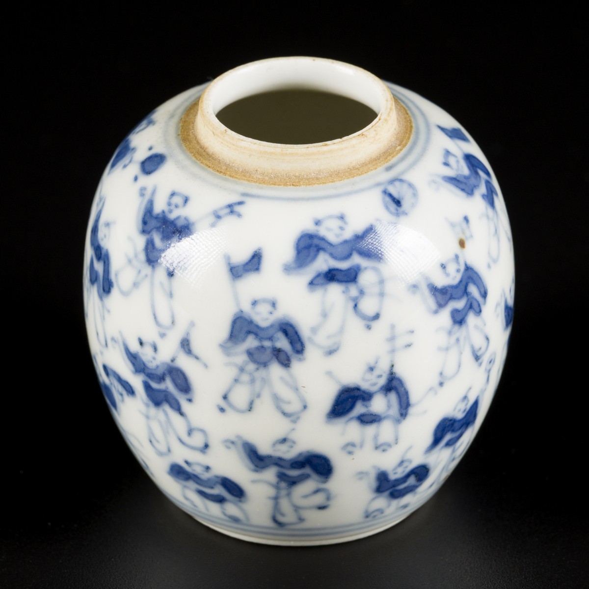 Een porseleinen voorraadpotje met decor van de 100 zotjes, China, 19e eeuw.