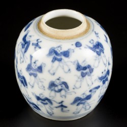 Een porseleinen voorraadpotje met decor van de 100 zotjes, China, 19e eeuw.