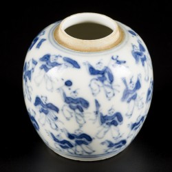 Een porseleinen voorraadpotje met decor van de 100 zotjes, China, 19e eeuw.