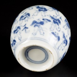 Een porseleinen voorraadpotje met decor van de 100 zotjes, China, 19e eeuw.