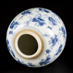 Een porseleinen voorraadpotje met decor van de 100 zotjes, China, 19e eeuw.