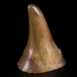 Een Libation cup, hoorn van een Sumatraanse(?) neushoorn, China, 18e eeuw.