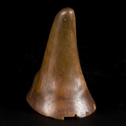 Een Libation cup, hoorn van een Sumatraanse(?) neushoorn, China, 18e eeuw.