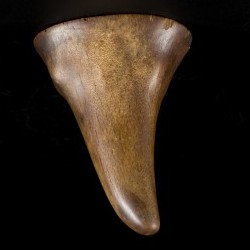 Een Libation cup, hoorn van een Sumatraanse(?) neushoorn, China, 18e eeuw.