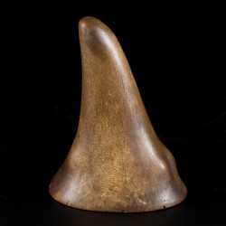 Een Libation cup, hoorn van een Sumatraanse(?) neushoorn, China, 18e eeuw.