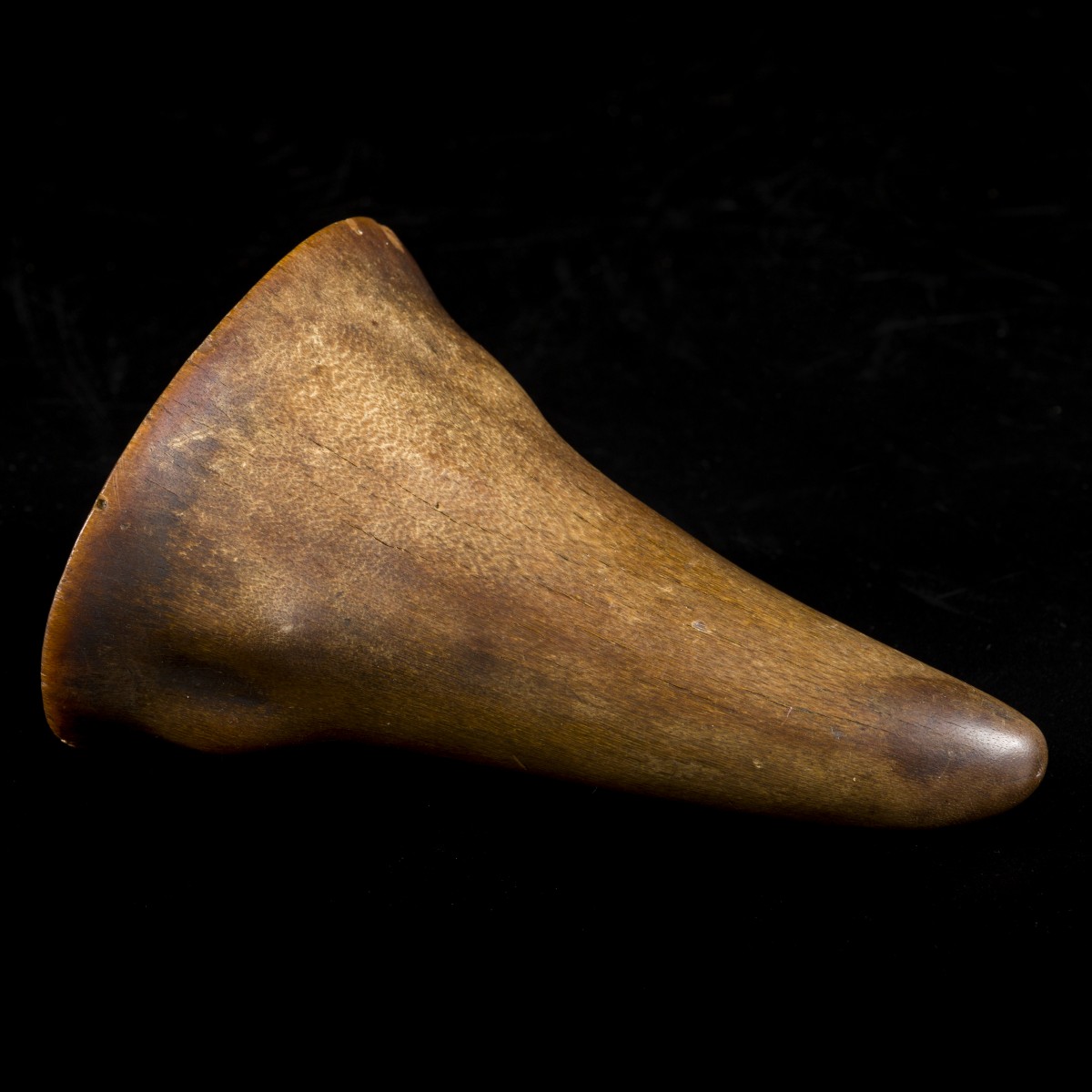 Een Libation cup, hoorn van een Sumatraanse(?) neushoorn, China, 18e eeuw.