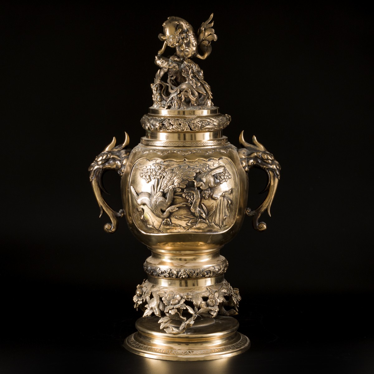 Een grote bronzen wierookbrander op sokkel, Japan, Meiji periode.