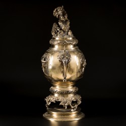 Een grote bronzen wierookbrander op sokkel, Japan, Meiji periode.