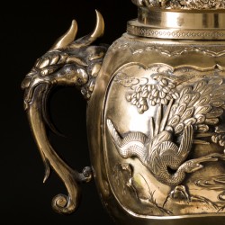 Een grote bronzen wierookbrander op sokkel, Japan, Meiji periode.