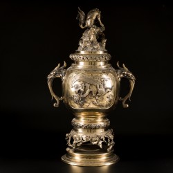 Een grote bronzen wierookbrander op sokkel, Japan, Meiji periode.