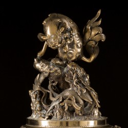 Een grote bronzen wierookbrander op sokkel, Japan, Meiji periode.