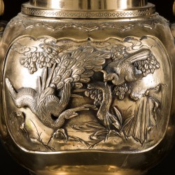 Een grote bronzen wierookbrander op sokkel, Japan, Meiji periode.