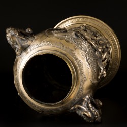 Een grote bronzen wierookbrander op sokkel, Japan, Meiji periode.