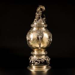 Een grote bronzen wierookbrander op sokkel, Japan, Meiji periode.