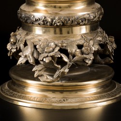 Een grote bronzen wierookbrander op sokkel, Japan, Meiji periode.