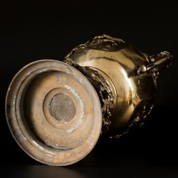 Een grote bronzen wierookbrander op sokkel, Japan, Meiji periode.