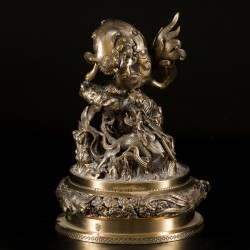 Een grote bronzen wierookbrander op sokkel, Japan, Meiji periode.