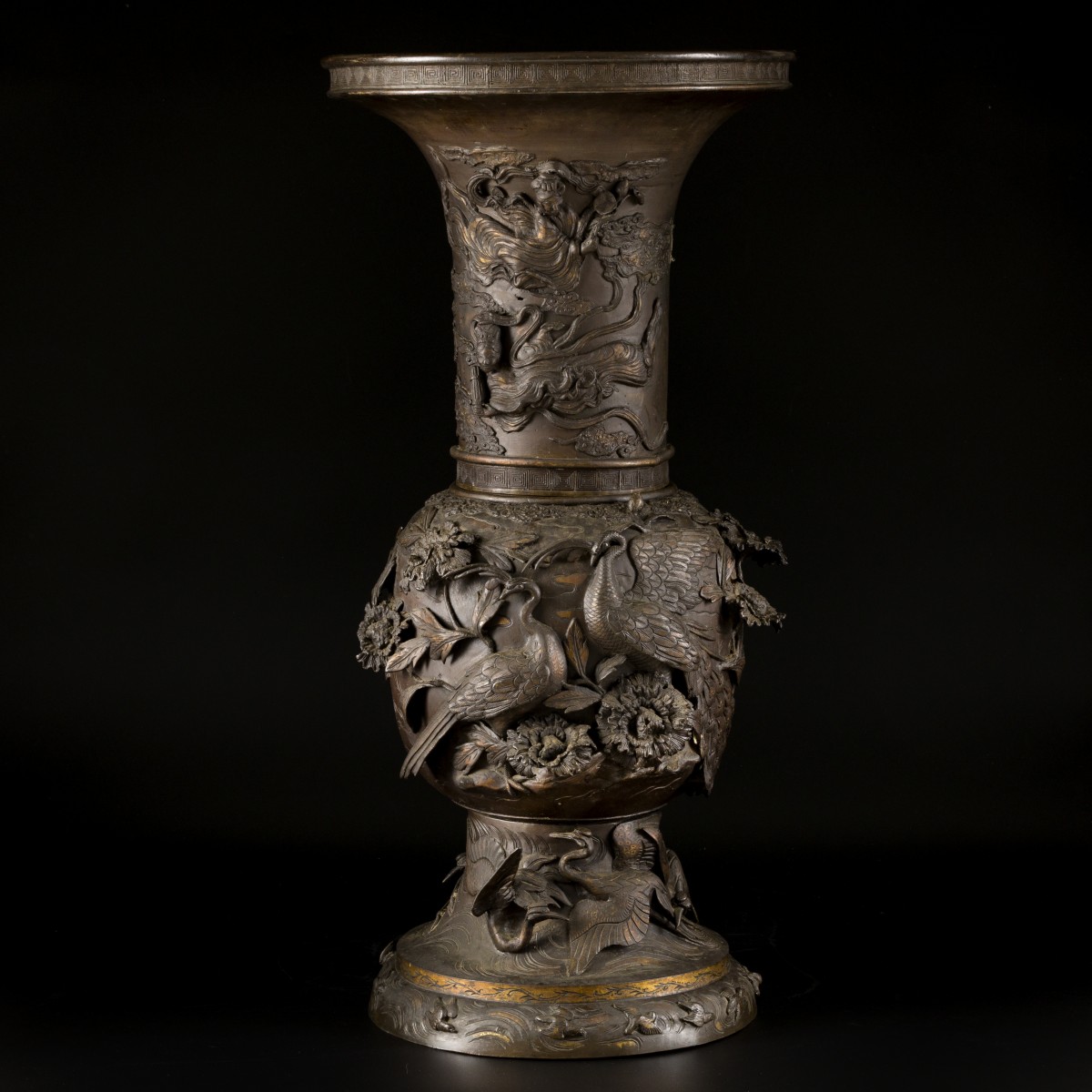 Een grote bronzen vaas gedecoreerd met chrysanten, (kraan)vogels en bloesemtakken, Japan, Meiji.