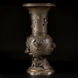 Een grote bronzen vaas gedecoreerd met chrysanten, (kraan)vogels en bloesemtakken, Japan, Meiji.