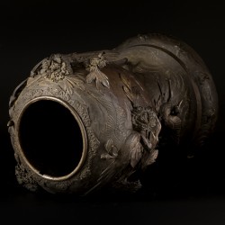 Een grote bronzen vaas gedecoreerd met chrysanten, (kraan)vogels en bloesemtakken, Japan, Meiji.