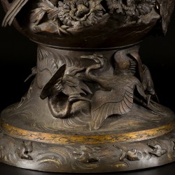 Een grote bronzen vaas gedecoreerd met chrysanten, (kraan)vogels en bloesemtakken, Japan, Meiji.