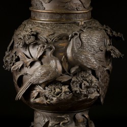 Een grote bronzen vaas gedecoreerd met chrysanten, (kraan)vogels en bloesemtakken, Japan, Meiji.