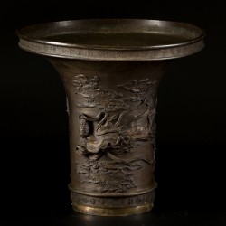Een grote bronzen vaas gedecoreerd met chrysanten, (kraan)vogels en bloesemtakken, Japan, Meiji.