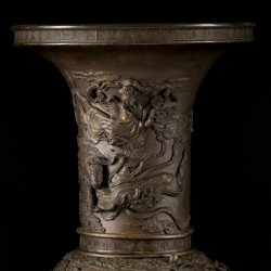 Een grote bronzen vaas gedecoreerd met chrysanten, (kraan)vogels en bloesemtakken, Japan, Meiji.