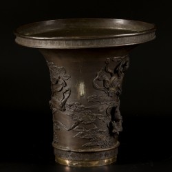 Een grote bronzen vaas gedecoreerd met chrysanten, (kraan)vogels en bloesemtakken, Japan, Meiji.