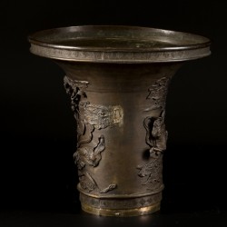 Een grote bronzen vaas gedecoreerd met chrysanten, (kraan)vogels en bloesemtakken, Japan, Meiji.