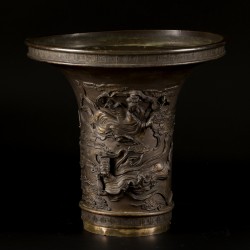 Een grote bronzen vaas gedecoreerd met chrysanten, (kraan)vogels en bloesemtakken, Japan, Meiji.