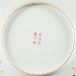 Een porseleinen "mille fleurs" schotel gedecoreerd met feniksen, gemerkt Qianglong, China, 19e/20e eeuw.