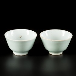 Een set van (2) celadon kommetjes, China, 19e eeuw.