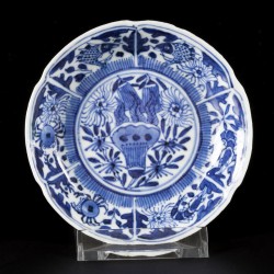 Een lot van (3) porseleinen bordjes met floraal decor, (2) gemerkt Kangxi, China, 19e eeuw.
