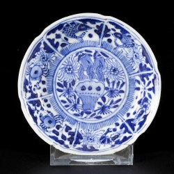 Een lot van (3) porseleinen bordjes met floraal decor, (2) gemerkt Kangxi, China, 19e eeuw.