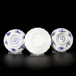 Een lot van (3) porseleinen bordjes met floraal decor, (2) gemerkt Kangxi, China, 19e eeuw.