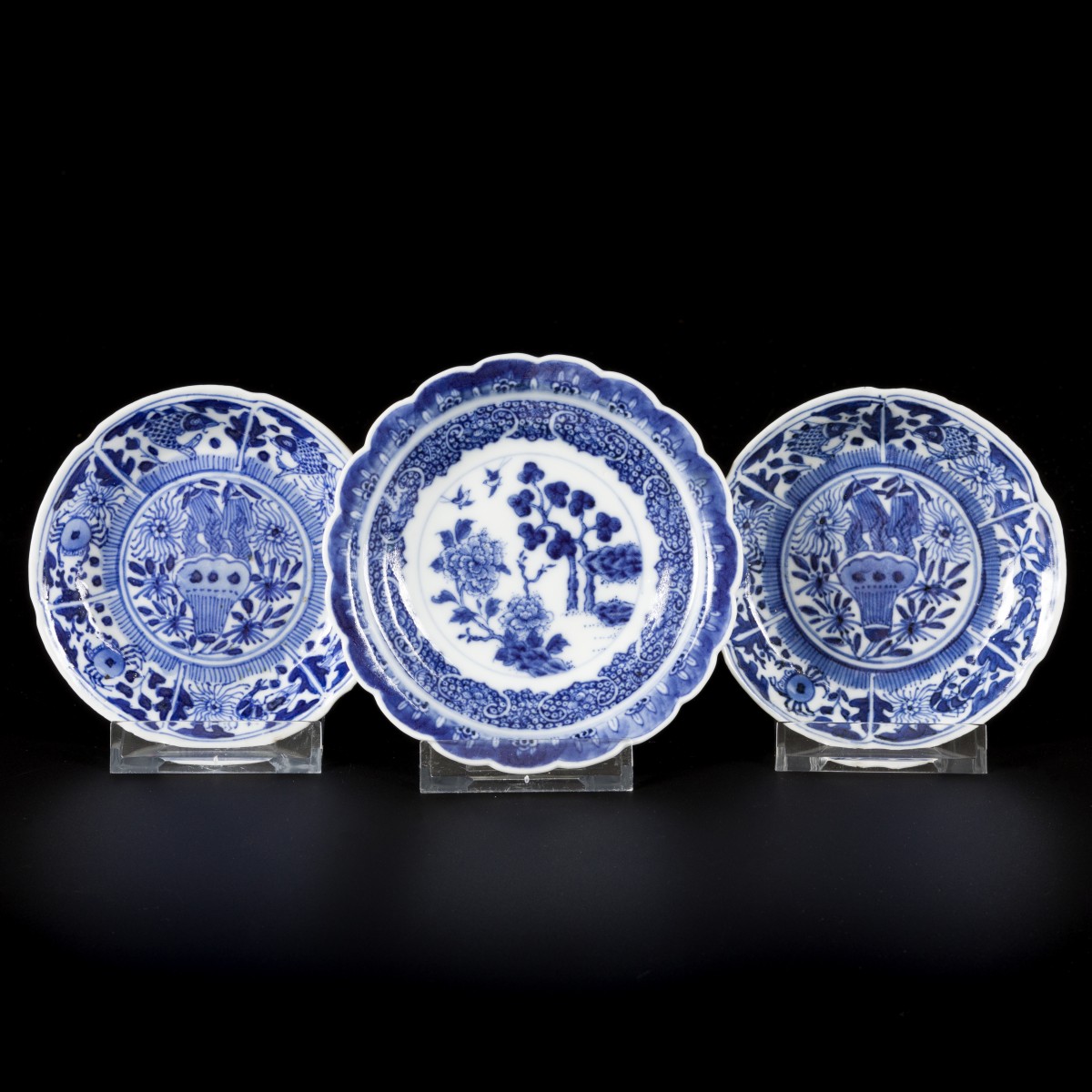 Een lot van (3) porseleinen bordjes met floraal decor, (2) gemerkt Kangxi, China, 19e eeuw.