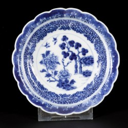 Een lot van (3) porseleinen bordjes met floraal decor, (2) gemerkt Kangxi, China, 19e eeuw.