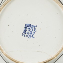 Een porseleinen schotel met floraal decor, China, 19e eeuw.