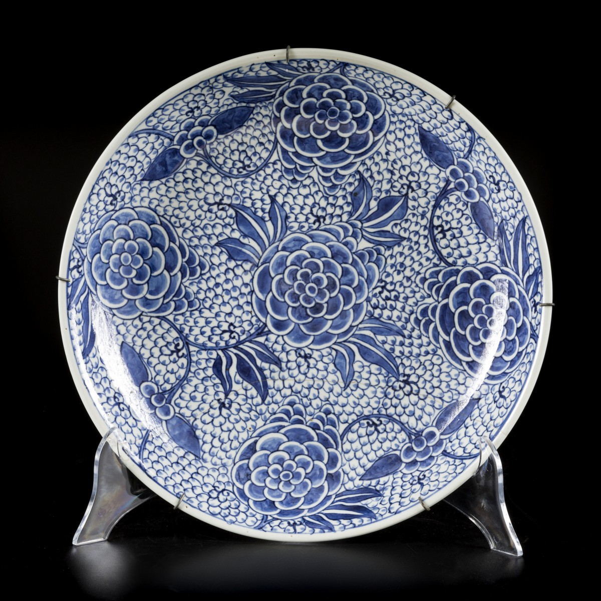 Een porseleinen schotel met floraal decor, China, 19e eeuw.