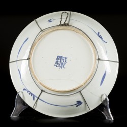Een porseleinen schotel met floraal decor, China, 19e eeuw.